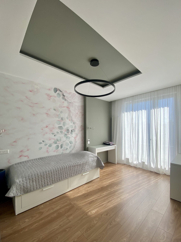 Спалня с окачен таван от гипсокартон, шпакловка и боядисване с латекс