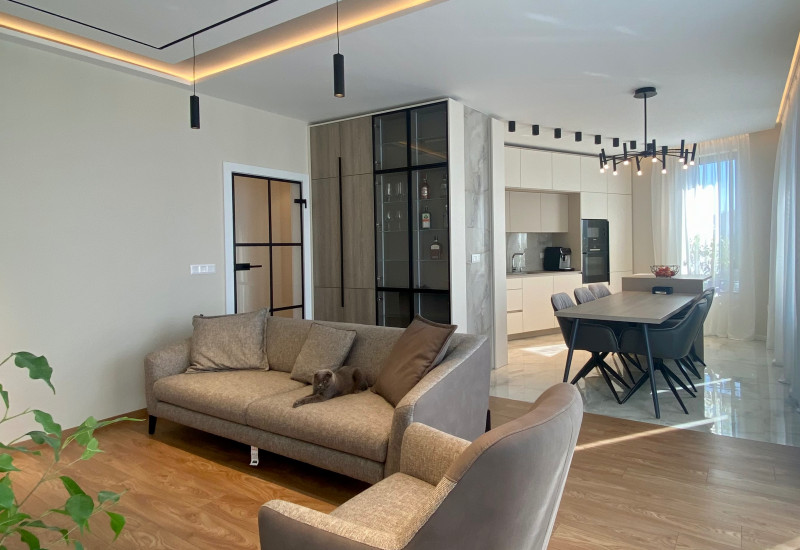 Окачен таван от гипсокартон с вградено LED осветление в хол след цялостен ремонт на апартамент в София